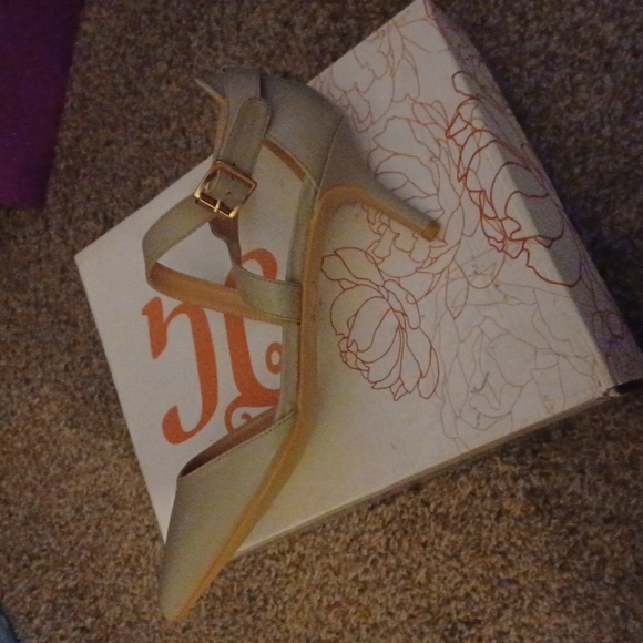 A Beautiful Grey ankle strap pump - Picture 2 of 3